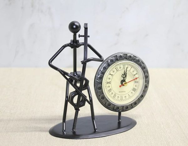 Metal Saatli Keman Çalan Müzisyen Alk4333